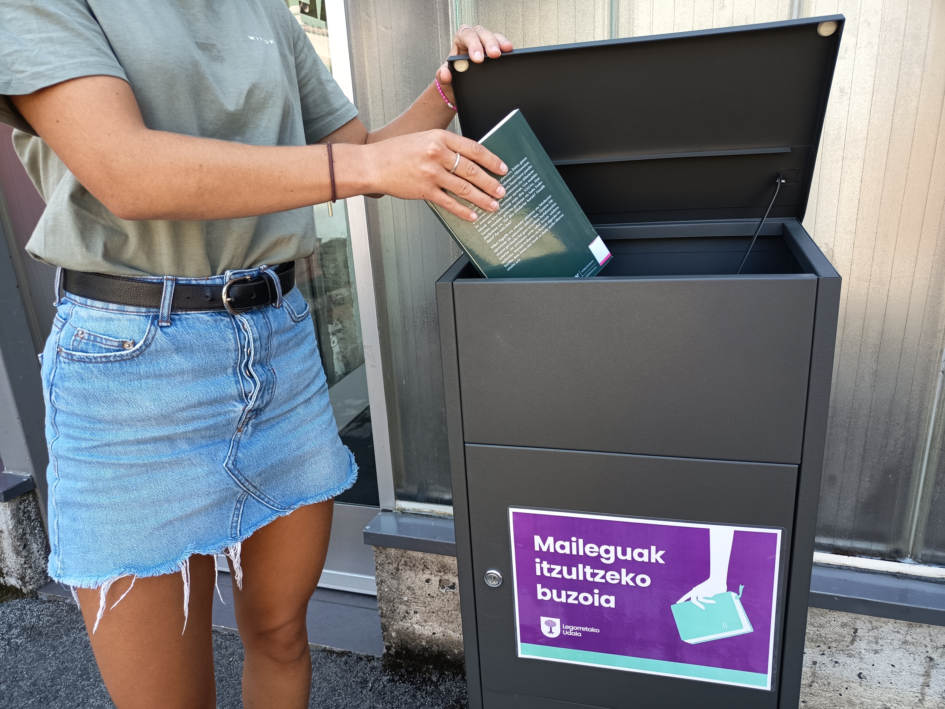 La Biblioteca Municipal ha puesto un buzón para devolver los préstamos