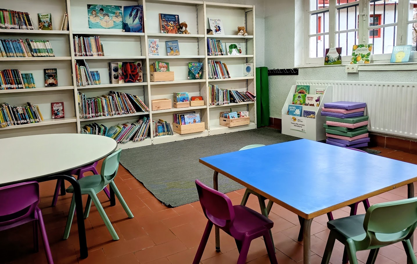Haur Literaturaren Nazioarteko Eguna dela eta liburuak opari