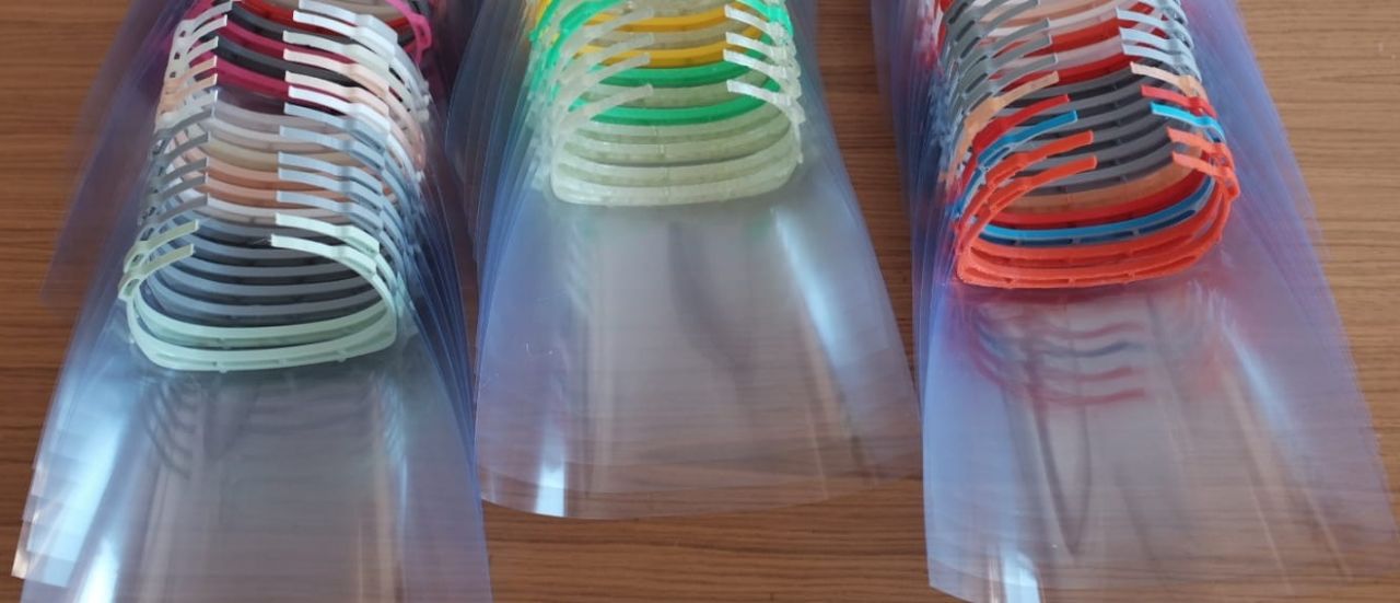 Oianguren bigarren hezkuntzako institutuak eta Tolosaldea lanbide heziketako institutuak 3D maskarak eman dizkiote Legorretako Udalari, dendarien artean banatzeko