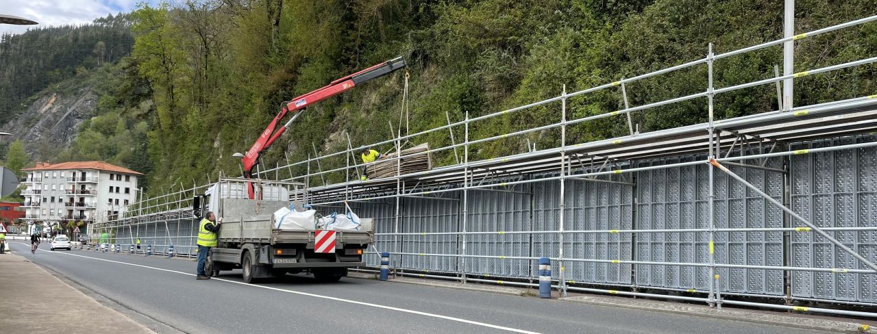 La diputación ha instalado un túnel en el bidegorri, para proteger a los peatones