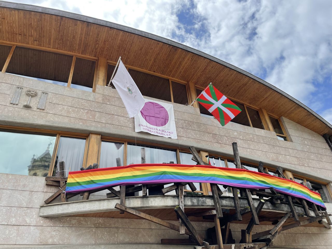 Gizonpikua prest dago balkoira ateratzeko