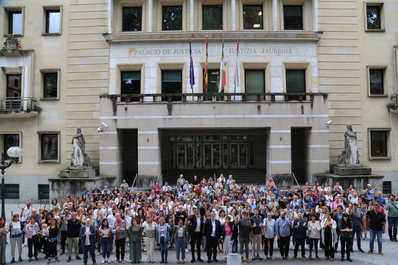 El Ayuntamiento de Legorreta ha participado en la comparecencia de denuncia de la sentencia del Constitucional contra la Ley Municipal vasca