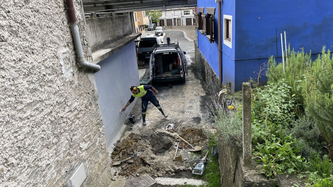 La red de abastecimiento de agua sufre una avería en el barrio de Guadalupe