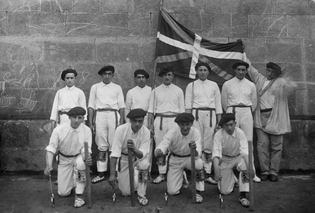 El ayuntamiento recibirá la ikurriña comprada por el grupo de danzas Irrintzi Alai antes de la guerra