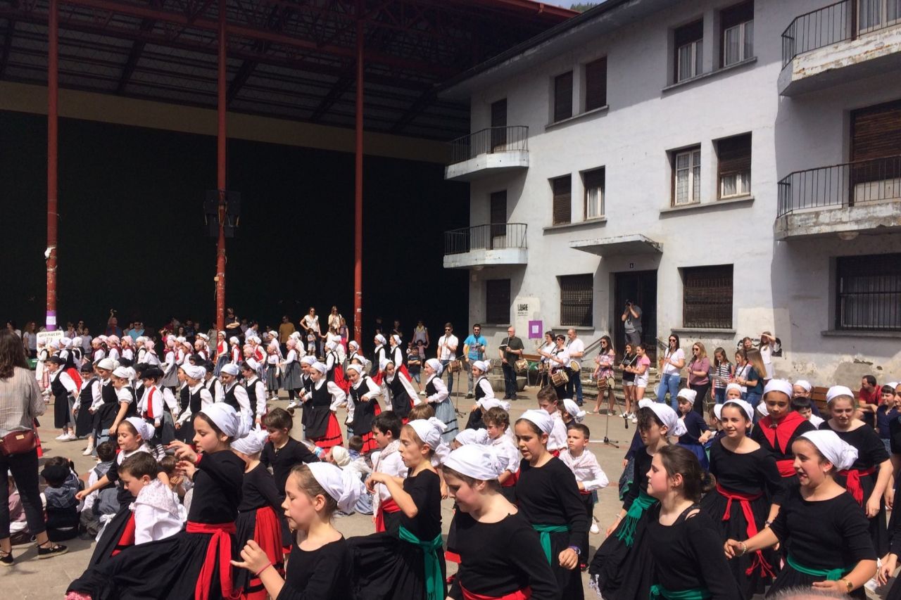 Dantzari Txiki eguna reunirá el domingo a dantzaris de la comarca en Legorreta