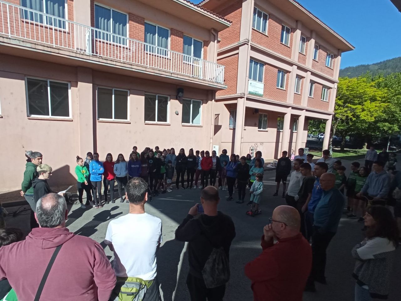 Respuesta inmejorable a la convocatoria de trabajo comunitario para borrar las pintadas