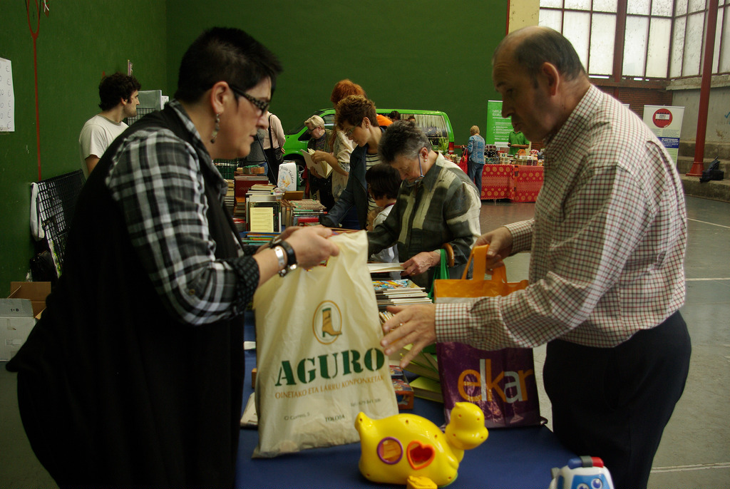 Recogida de material para el mercado solidario